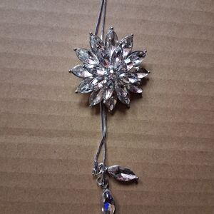 Elegant Silver Floral Pendant Necklace